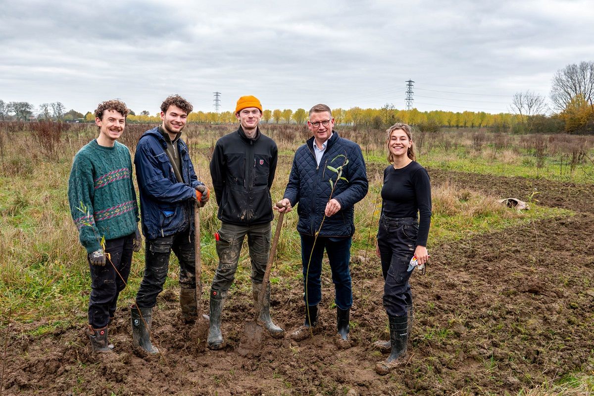 1e boom geplant van Voedselbos de Laar