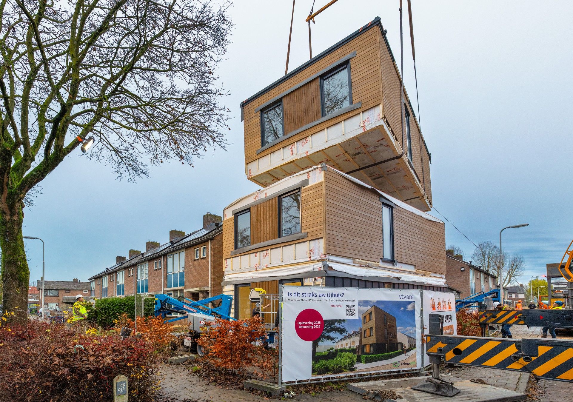 Er wordt een nieuw huis gemaakt uit prefab blokken Er wordt een nieuw huis gemaakt uit prefab blokken